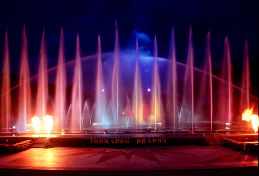 Kết hợp thêm cột phun lửa độc đáo mang đến khung cảnh ấn tượng cho du khách