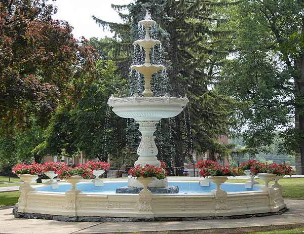 Thiết kế đài phun nước sân vườn tầng tràn