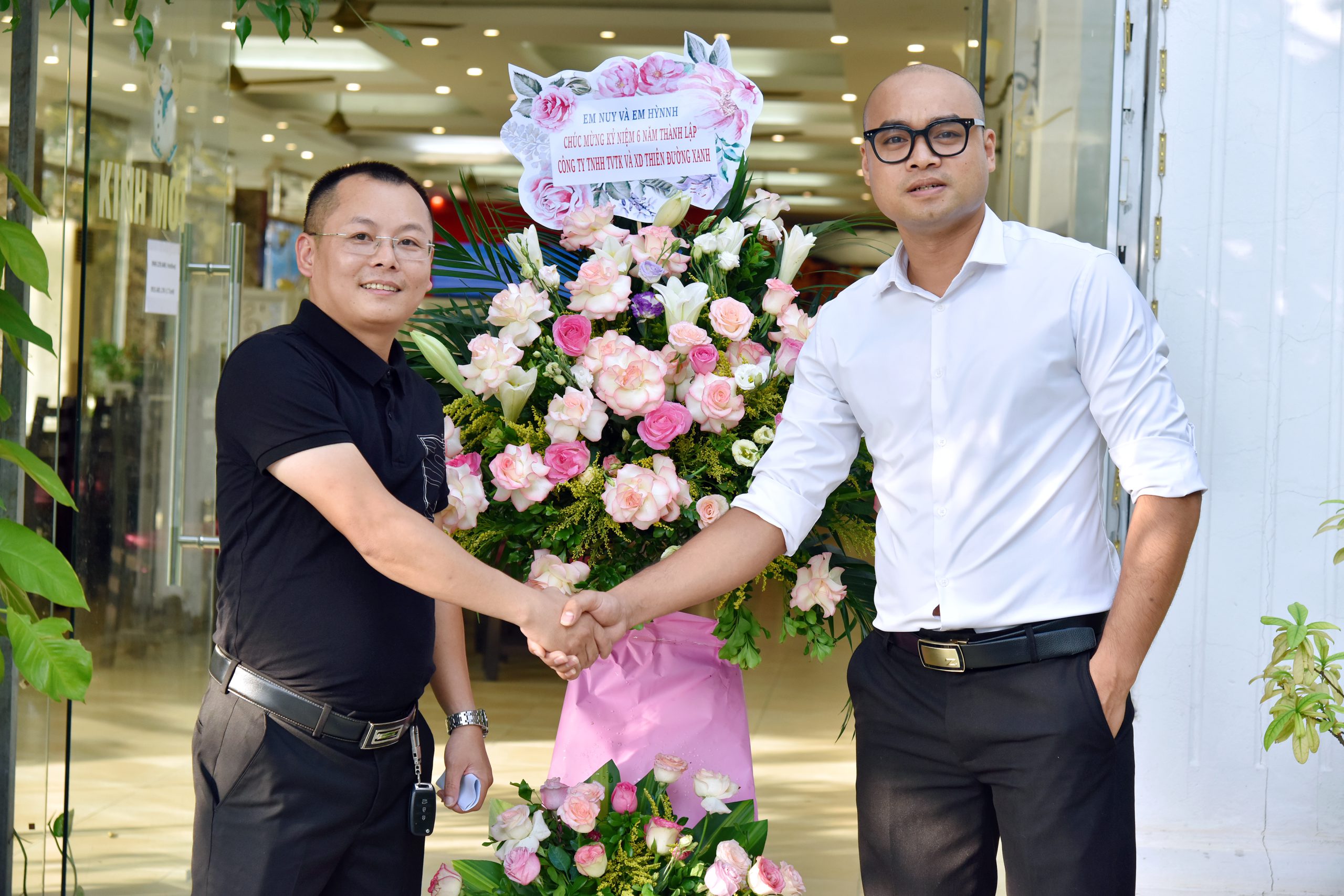 Khách hàng và đối tác hợp tác cùng phát triển Thiên Đường Xanh